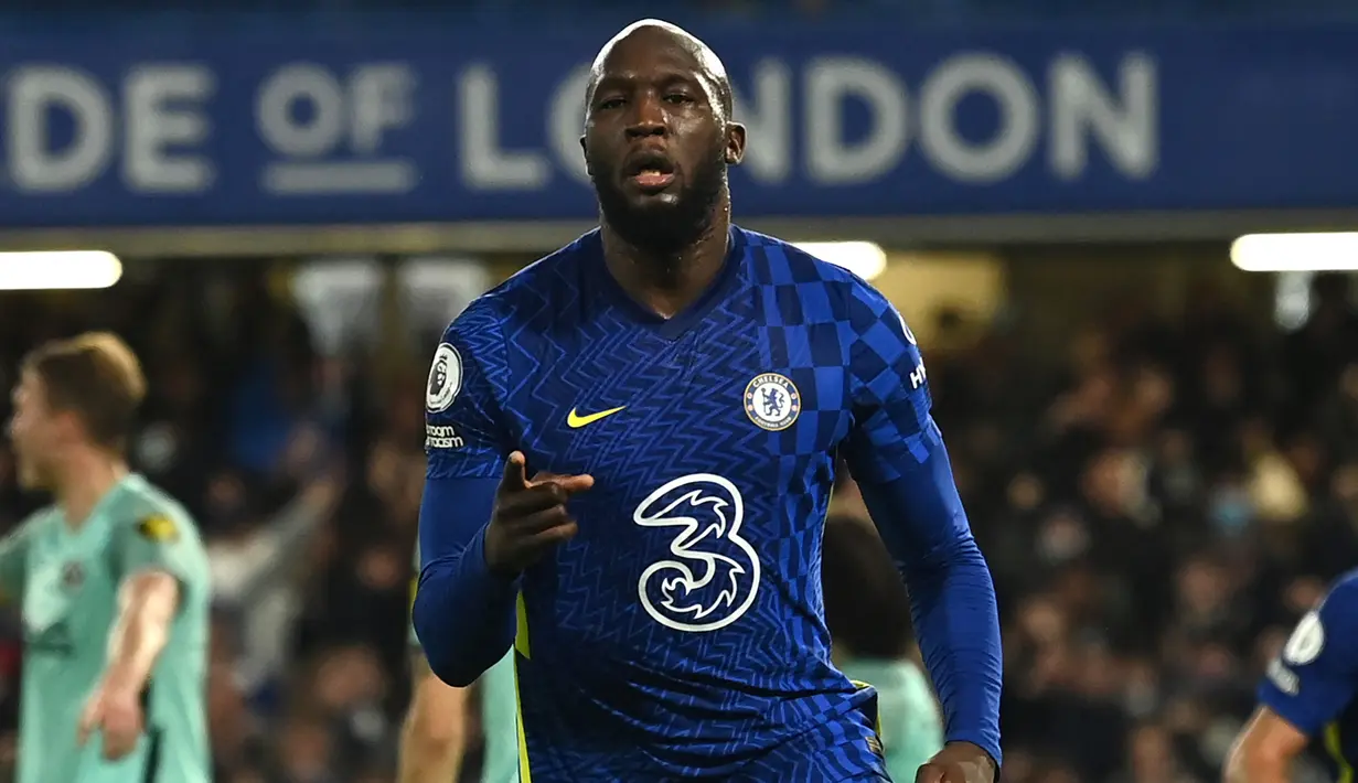 Selebrasi striker Chelsea, Romelu Lukaku setelah mencetak gol ke gawang Brighton and Hove Albion pada laga Liga Inggris 2021/2022 di Stamford Bridge, London (29/12/2021). Romelu Lukaku didatangkan Chelsea pada periode keduanya dari Inter Milan pada awal musim 2021/2022 dengan mahar senilai 113 juta euro. Baru semusim membela The Blues, ia kembali ke Inter Milan dengan status pinjaman selama setahun pada 2022/2023. (AFP/Glyn Kirk)