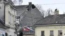 Pemandangan atap yang rusak akibat gempa bumi di Sisak, Kroasia, Senin (28/12/2020). Setelah gempa utama, terjadi gempa susulan berkekuatan 4,9 magnitudo.  (AP Photo)