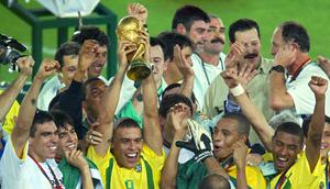 Brasil. Timnas Brasil mampu mencapai partai final Piala Dunia sebanyak 7 kali dalam seluruh 21 edisi Piala Dunia. Dari tujuh kali masuk final, Brasil mampu 5 kali menjadi juara di edisi 1958, 1962, 1970, 1994 dan 2002. Mereka hanya gagal di edisi 1950 dan 1998. (AFP/Odd Andersen)