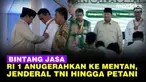 Prabowo menganugerahkan tanda Bintang Jasa Utama kepada Menteri Pertanian Andi Amran Sulaiman.