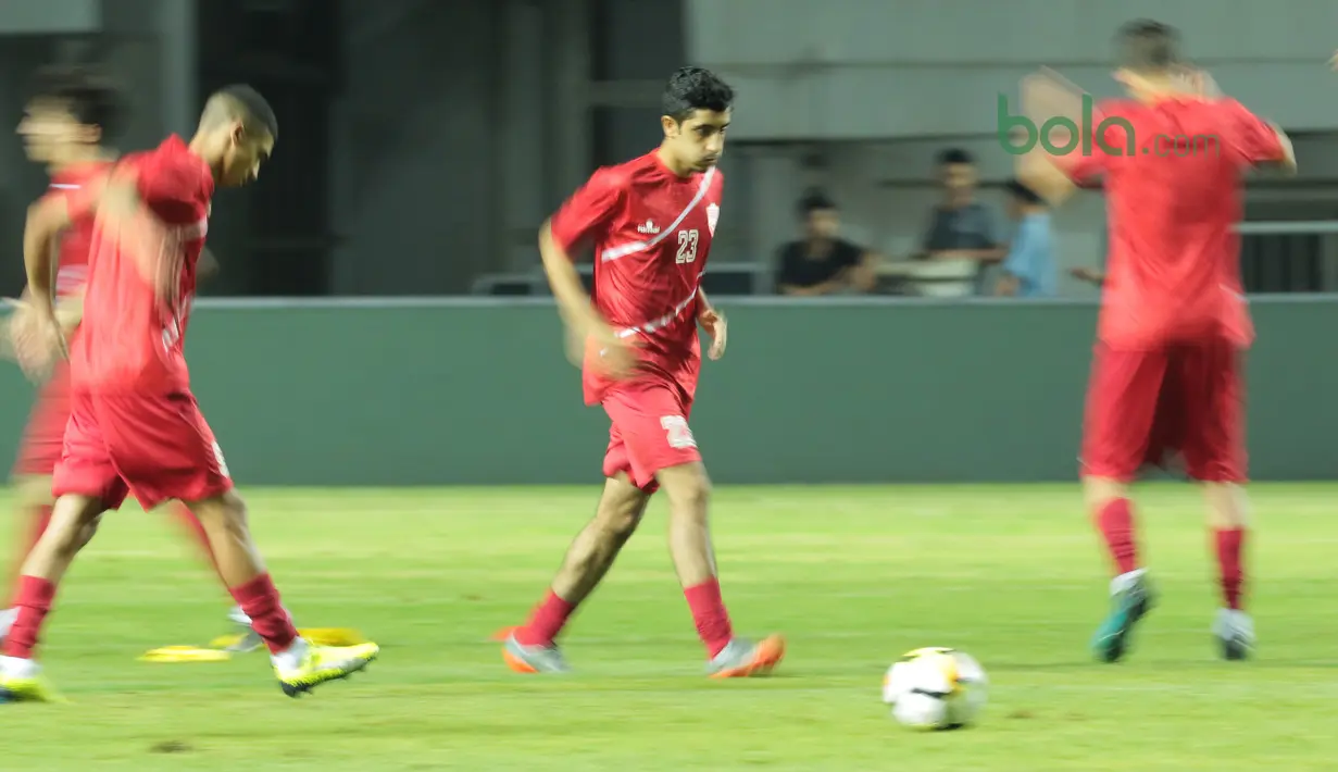 Para pemain Bahrain melakukan pemanasan saat uji coba lapangan di Stadion Pakansari, Bogor, (26/4/2018). Bahrain menjadi salah satu peserta yang akan mengikuti ajang PSSI Anniversarry Cup 2018. (Bola.com/Nick Hanoatubun)