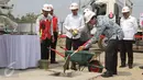 Gubernur DKI Basuki Tjahaja Purnama meletakkan semen cair saat Groundbreaking Light Rail Transit (LRT) Indonesia, Jakarta, Rabu (9/9). LRT merupakan salah satu moda transportasi massal berbasis rel yang ramah lingkungan.(Liputan6.com/Faizal Fanani)