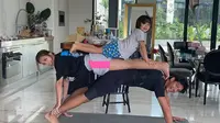 Jessica Iskandar bersama Richard Kyle dan El Barack lakukan yoga di rumah (Sumber: Instagram/inijedar)