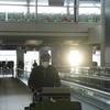Seorang penumpang berjalan di sepanjang jembatan di bandara internasional Hong Kong di Hong Kong, Jumat (23/9/2022). Kebijakan menghapus karantina Covid-19 di hotel akan mulai berlaku Senin depan. (AP Photo/Lam Yik)