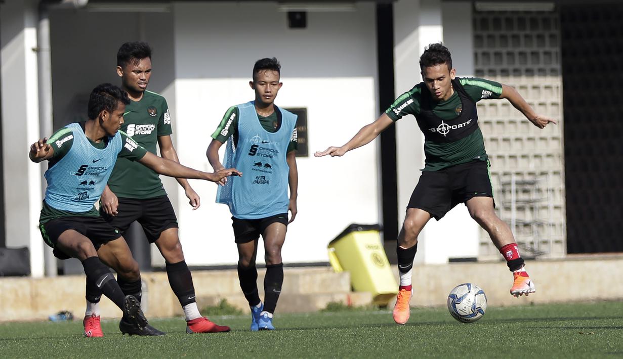 Pemain Timnas Indonesia U-22, Egy Maulana Vikri, berebut bola saat internal game di Lapangan C, Senayan, Jakarta, Selasa (19/11). Timnas U-22 terus matangkan skema permainan lewat internal game. (Bola.com/Yoppy Renato)