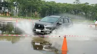 New Xpander Cross melibas genangan air saat berbelok (Otosia.com/Nazar Ray)
