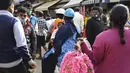 Pembeli yang mengenakan masker sebagai tindakan pencegahan terhadap virus corona memadati pasar grosir di Bengaluru, India, Kamis (24/9/2020). Negara berpenduduk 1,3 miliar itu diperkirakan akan menjadi negara terparah pandemi COVID-19 dalam beberapa minggu, melampaui AS. (AP Photo/Aijaz Rahi)
