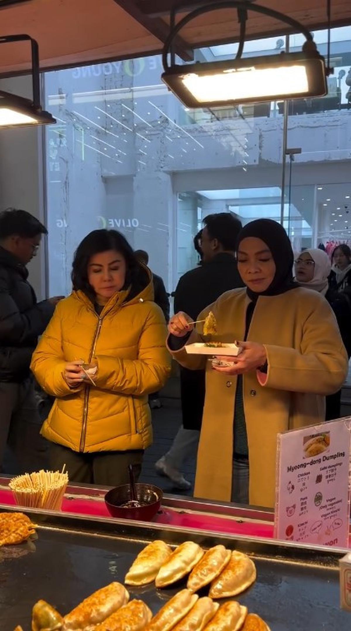 7 Potret Rieta Amilia dan Desiree Tarigan ke Korea, Nikmati Street Food dari Ubi Rebus - Rambut Nenek