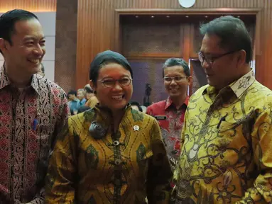 Ki-ka: Kepala BKPM Thomas Lembong, Menteri Luar Negeri Retno L. P. Marsudi, Mentri Komunikasi dan Informasi Rudi Antara berbincang saat menghadiri Diplomatic and Chambers of Commerce Gathering di Jakarta, Selasa (4/10). (Liputan6.com/Angga Yuniar)