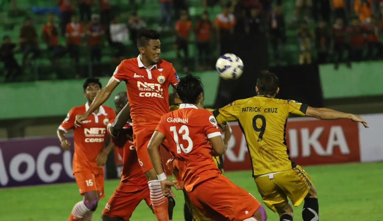 Pemain Persija Jakarta, Maman Abdurahman (kiri) mencoba menghalau bola dari kejaran Pemain Mitra Kukar Patrick Do Santos pada laga grup D piala Jenderal Sudirman di Stadion Manahan, Solo, Sabtu (12/12/2015). (Bola.com/Nicklas Hanoatubun)