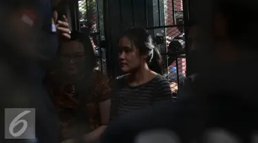 Tersangka kasus pembunuhan Wayan Mirna Salihin, Jessica Kumala Wongso saat dimasukan mobil tahanan usai polisi serahkan jessica ke Kejaksaan Negeri Pusat, Jakarta, (27/5). (Liputan6.com/Faizal Fanani)