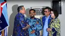 Ketua Umum Partai Demokrat Susilo Bambang Yudhoyono (kiri) berbincang dengan Wakil Ketua KPK, Basaria Panjaitan (kanan) di DPP Partai Demokrat, Jakarta, Rabu (13/9). Pertemuan membahas sinergitas pemberantasan korupsi. (Liputan6.com/Helmi Fithriansyah)