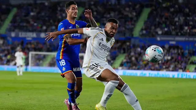 Pemain Getafe, Alex Sancris, mengawal pemain Real Madrid, Kylian Mbappe