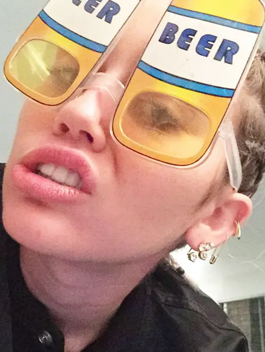 Ekspresi ketika Miley memakai kacamata uniknya yang berbentuk kaleng bir. (Photo : Instagram)