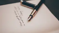 Ilustrasi menulis, pantun, puisi. (Photo by &Aacute;lvaro Serrano on Unsplash)