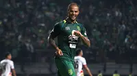 Striker Persebaya Surabaya, David da Silva, mencetak hattrick ke gawang Mitra Kukar pada laga Liga 1 2018, Sabtu (22/9/2018). (Bola.com/Aditya Wany)