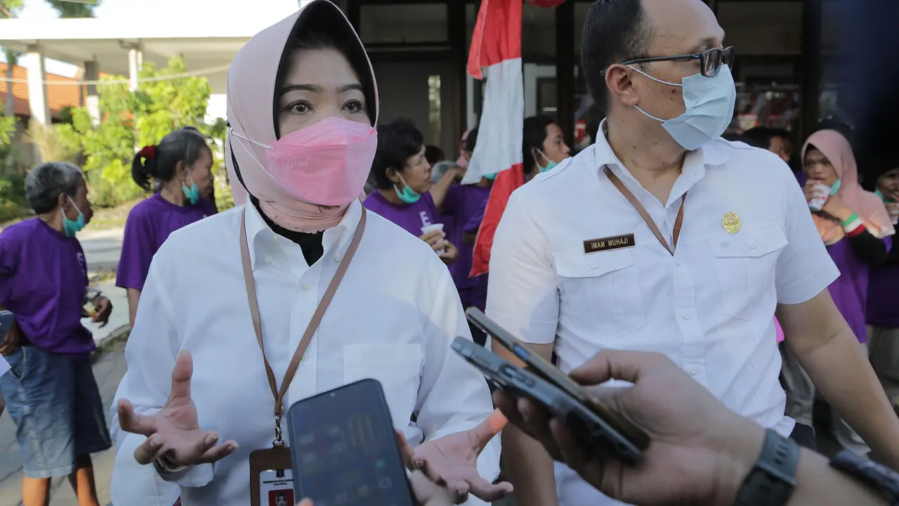 Kepala Dinsos Kota Surabaya Anna Fajriatin. (Dian Kurniawan/Liputan6.com)