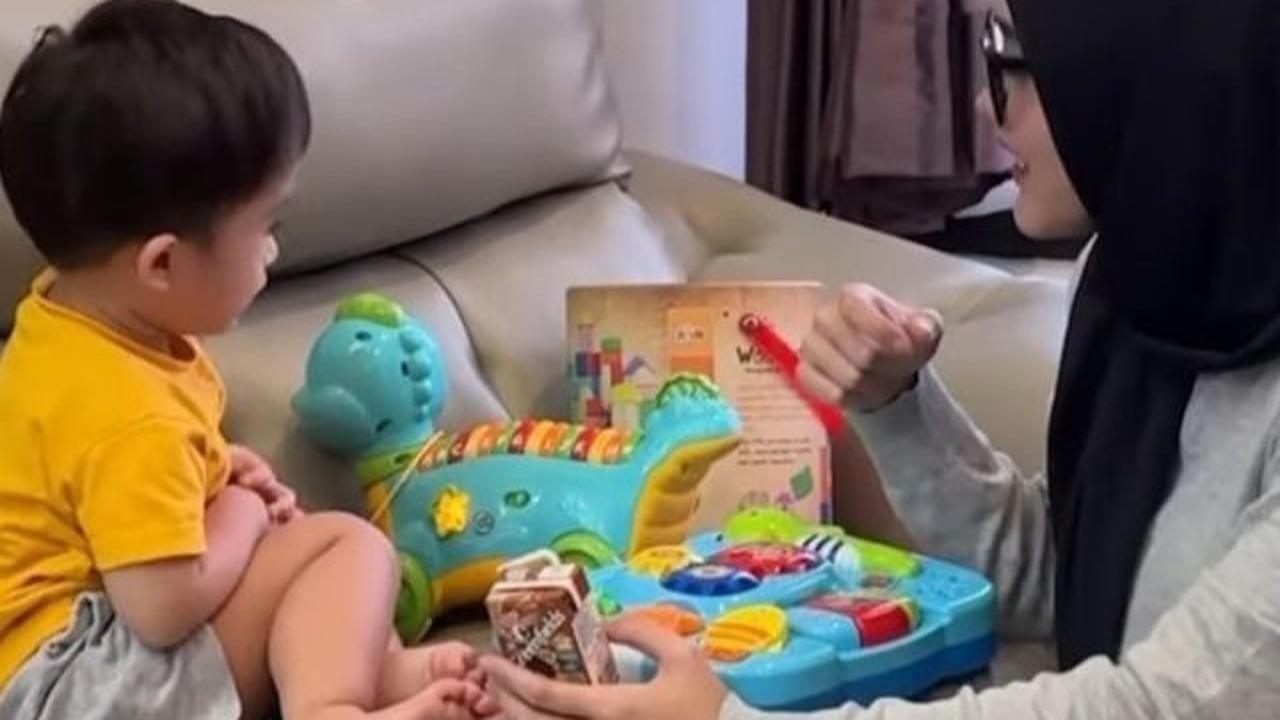 Keakraban Putri Delina dan Adzam