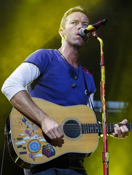 “Beberapa waktu  ke depan Inggris akan menyadari hadirnya seorang Shakespeare masa kini. Dia (Chris Martin) musisi yang mengagumkan, penulis lagu yang hebat, dan kehebatannya beru terlihat saat  ia tampil live,” tambahnya. (AFP/Geoffroy Van Der Hasselt)