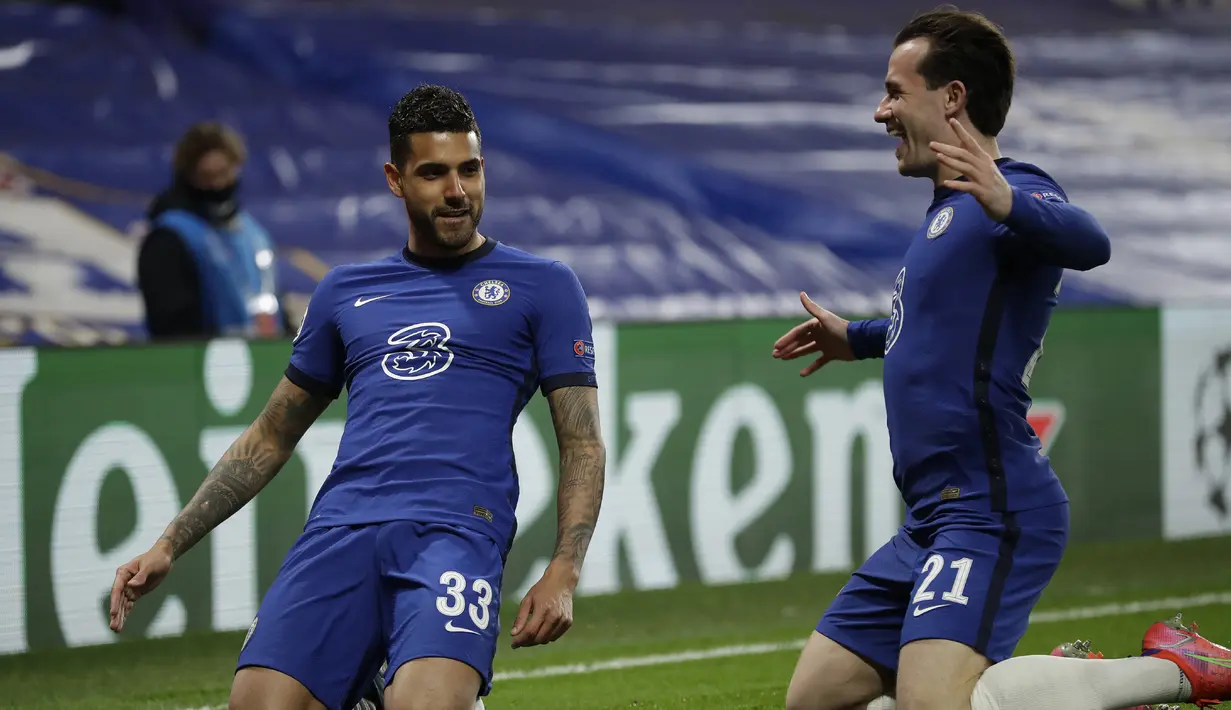 Bek Chelsea, Emerson Palmieri (kiri) melakukan selebrasi usai mencetak gol kedua timnya ke gawang Atletico Madrid dalam laga leg kedua babak 16 besar Liga Champions 2020/2021 di Stamford Bridges, London, Rabu (17/3/2021). Chelsea menang 2-0 atas Atletico Madrid. (AP/Matt Dunham)