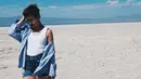 Masih di pantai, kali ini adik Gracia Indri ini memakai denim short pants dengan atasan putih dan kemeja denim yang digunakan sebagai outernya.  (Instagram/giselacindy12)