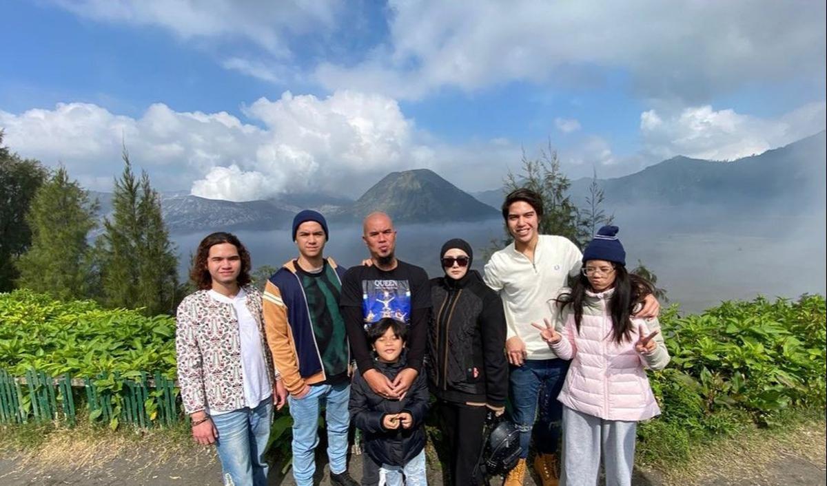 Di tengah kesibukan, Ahmad Dhani dan Mulan Jameela sering menyempatkan waktu untuk liburan bersama buah hati.