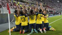 Ekuador sebagai tim tamu yang membutuhkan kemenangan untuk lolos langsung ke Qatar langsung menekan di awal babak pertama. Baru dua menit, mereka sudah unggul 1-0 melalui Michael Estrada memanfaatkan umpan Felix Torres. (AP/Martin Mejia)