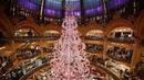 Sebuah pohon Natal raksasa dipajang di dalam department store Galeries Lafayette di Paris, pada tanggal 15 November 2024. (Gregoire CAMPIONE/AFP)