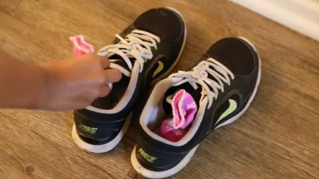 Pakai Baking Soda, Cara Ini Musnahkan Bau Tak Enak di Sepatumu