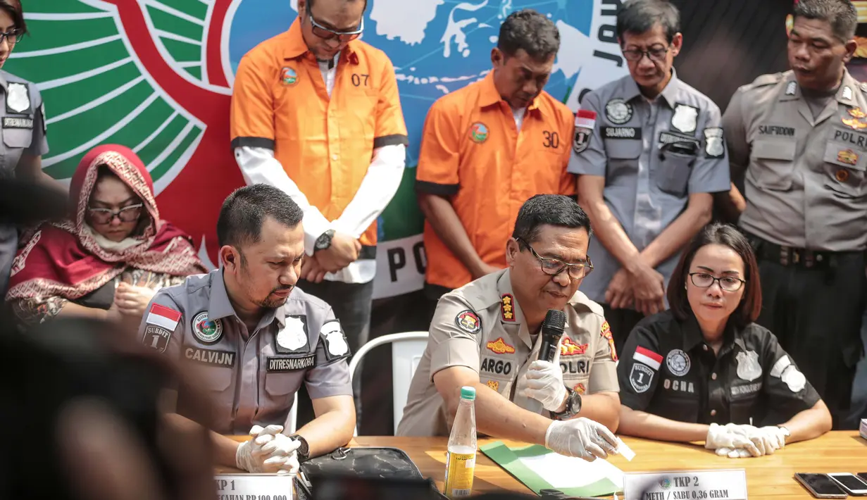 Kabid Humas Polda Metro Jaya Kombes Argo Yuwono (tengah) memberi keterangan terkait kasus narkoba yang menjerat komedian Tri Retno Prayudati alias Nunung di Ditresnarkoba Polda Metro Jaya, Jakarta, Senin (22/7/2019). Nunung dan suami ditangkap usai bertransaksi narkoba. (Liputan6.com/Faizal Fanani)