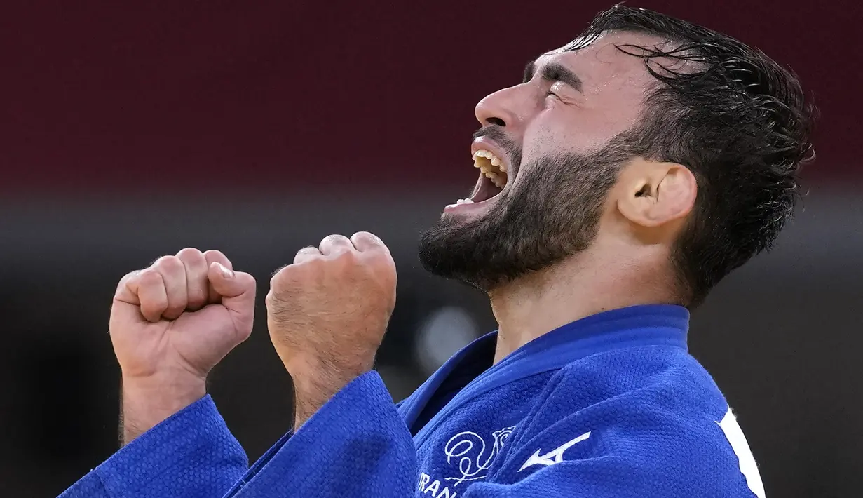 Luka Mkheidze dari Prancis bereaksi setelah bertanding melawan Kim Won-jin dari Korea Selatan dalam pertandingan judo medali perunggu -60kg putra Olimpiade Tokyo 2020, pada 24 Juli 2021, di Tokyo, Jepang. (AP Photo/Vincent Thian)