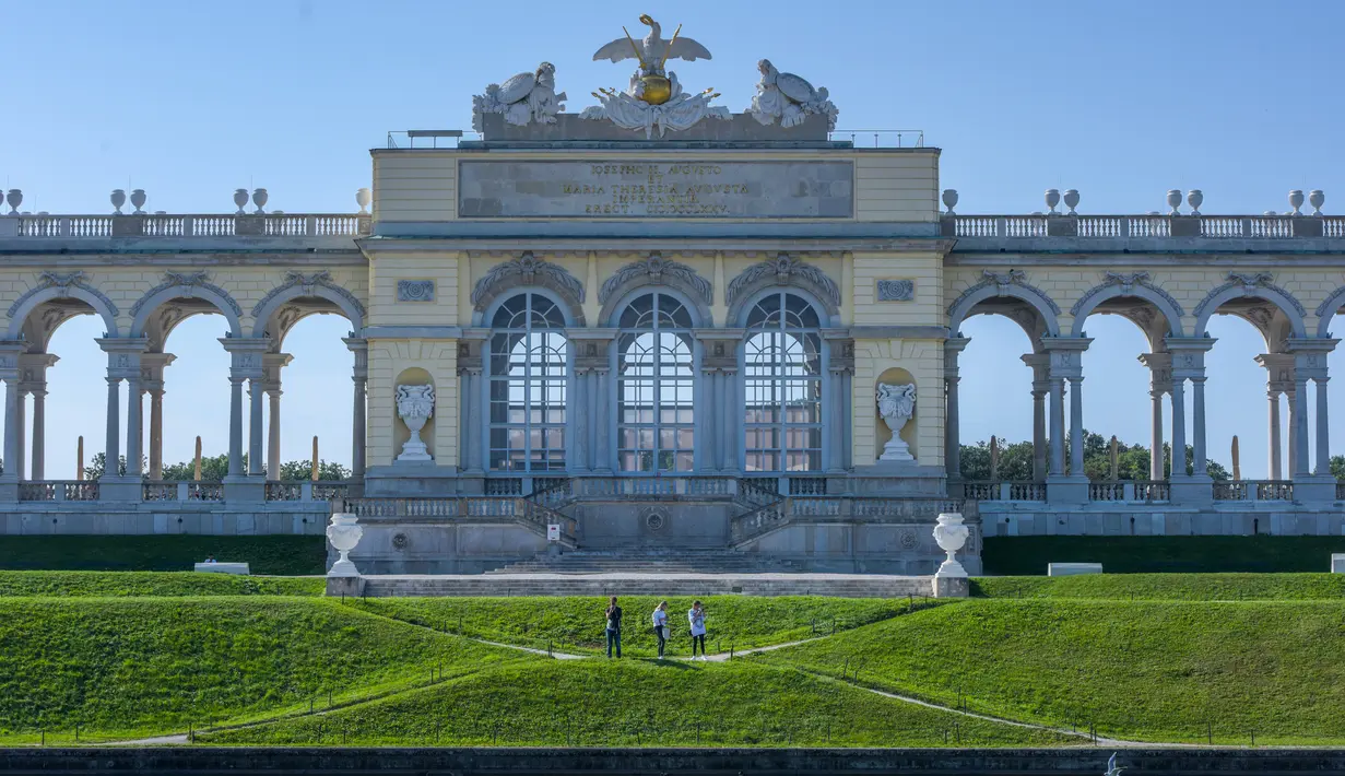 Para pengunjung berjalan-jalan di taman Istana Schoenbrunn di Wina, Austria, pada 21 September 2020. (Xinhua/Guo Chen)