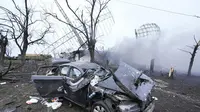 Radar rusak, kendaraan dan peralatan terlihat di fasilitas militer Ukraina di luar Mariupol, Ukraina, Kamis, 24 Februari 2022 akibat serangan Rusia. (Foto AP/Sergei Grits)