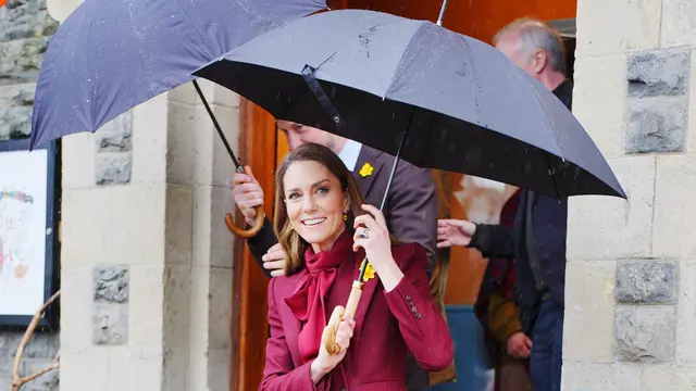 Kembali Pakai Gaun Lawas, Kate Middleton Tampil Anggun dalam Mantel Burgundy Jelang Perayaan St. David's Day