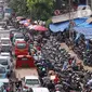 Suasana kendaraan yang terjebak kemacetan di Pasar Kebayoran Lama, Jakarta, Jumat (22/5/2020). Meski DKI Jakarta tengah memberlakukan PSBB, masih banyak masyarakt yang menyerbu Pasar Kebayoran Lama untuk berbelanja kebutuhan Lebaran. (Liputan6.con/Angga Yuniar)