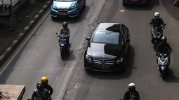 Sejumlah kendaraan terjebak kemacetan di Jalan Gatot Subroto, Jakarta, Rabu (31/8/2022). "Dari hasil FGD kemudian semuanya sepakat ini positif bisa dilakukan uji coba tetapi kami harus lakukan namanya uji publik dengan melibatkan semua asosiasi," ujar Syafrin di Jakarta, Rabu, 31 Agustus 2022. (Liputan6.com/Faizal Fanani)