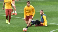 Gelandang AS Roma, Bryan Cristante menggiring bola saat latihan di Trigoria, selatan Roma (5/3). Pada Leg pertama AS Roma menang tipis atas Porto 2-1 di stadion Olimpico. (AFP Photo/Andreas Solaro)