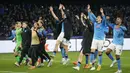 Pemain Napoli merayakan kemenangan atas Eintracht Frankfurt pada laga Liga Champions di Stadion Diego Armando Maradona, Kamis (16/3/2023). Napoli menang dengan skor 3-0. (AP Photo/Gregorio Borgia)