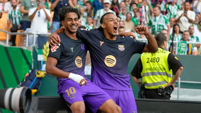 Pemain Barcelona Lamine Yamal (kiri) merayakan gol bersama Jules Kounde
