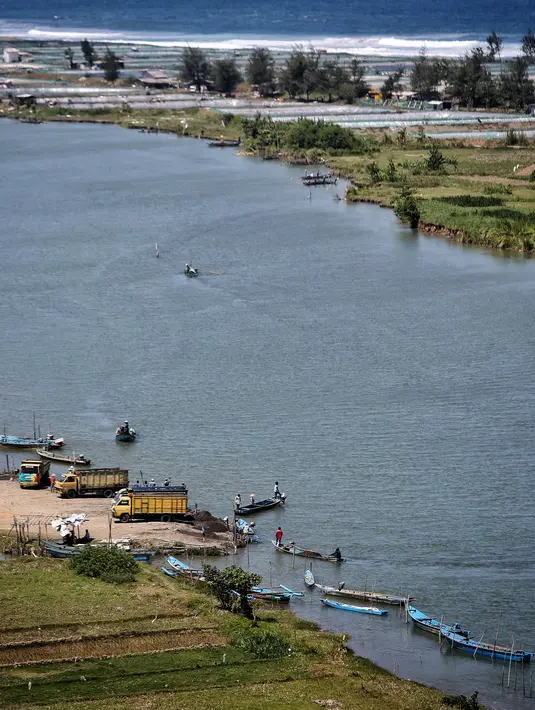 Pemandangan para penambang pasir dan truk di pinggir Sungai Luk Ulo, Kabupaten Kebumen, Jawa Tengah, Sabtu (05/5). Penambang menjual pasir ke pedagang pasir di pangkalan truk tepi sungai. (Liputan6.com/Fery Pradolo)