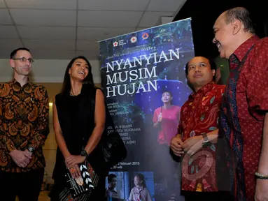 Aktris Adinia Wirasti (tengah) berbincang dengan Sekjen PMI Ritola Tasmaya (kanan) bersama Kepala Pusdatin dan Humas BNPB Sutopo Purwo Nugroho saat penayangan perdana film Nyanyian Musim Hujan di Jakarta, (29/1/2015). (Liputan6.com/Faisal R Syam)