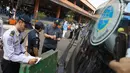Petugas Dinas Perhubungan (Dishub) DKI Jakarta mengecek kesiapan angkutan mudik Lebaran di Terminal Kampung Rambutan, Jakarta, Jumat (8/6). Menurut Dishub, dari 37 bus yang dicek ada 26 dinyatakan tidak lulus uji kelaikan. (Liputan6.com/Immanuel Antonius)