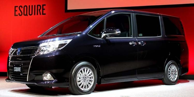 Di Bawah Bayang-Bayang Alphard: Mengenal Lebih Dekat Toyota Voxy dan Variannya