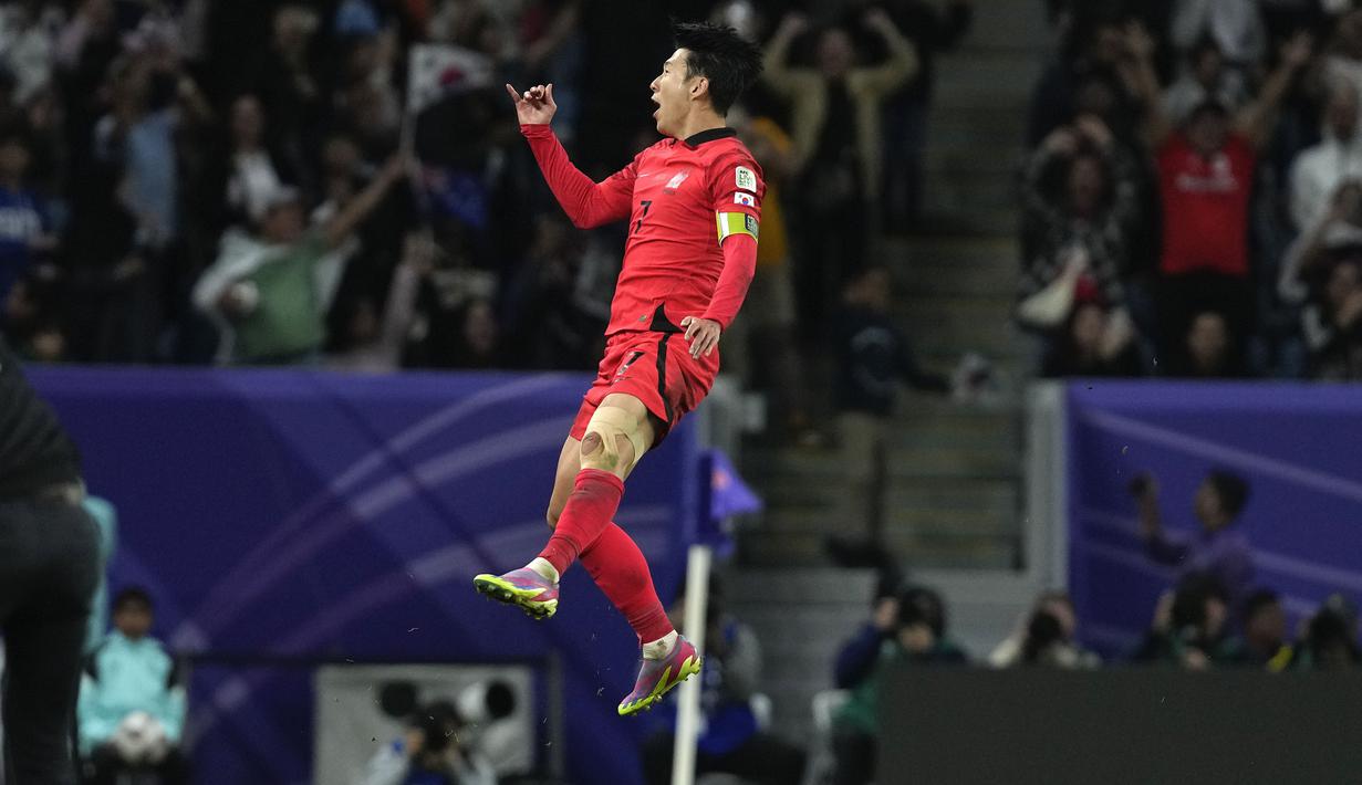Selebrasi gelandang Timnas Korea Selatan, Son Heung-min setelah mencetak gol kedua ke gawang Australia melalui tendangan bebas pada laga perempatfinal Piala Asia 2023 di Al Janoub Stadium, Al Wakrah, Qatar, Jumat (2/2/2024) malam waktu setempat. (AP Photo/Thanassis Stavrakis)