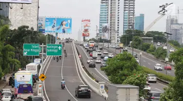 Suasana di Fly over Pancoran, Jakarta, Selasa (16/1). Fly Over Pancoran telah dibuka pada 15 Januari 2018. Kepolisian dan Dinas Bina Marga DKI Jakarta melakukan sebagai upaya mengurangi kemacetan di jalan protokol ibu kota. (Liputan6.com/Angga Yuniar)