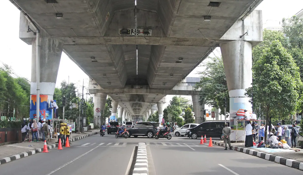 Suasana pembuatan mural di bawah Jalan Layang Non-tol Antasari, Jakarta, Sabtu (10/3). Sebanyak 63 tiang akan dilukis mural oleh perwakilan dari SMA dan SMK di Jakarta untuk mempercantik kawasan tersebut. (Liputan6.com/Herman Zakharia)