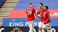 Gelandang Manchester United, Jesse Lingard Bersama rekan setimnya merayakan gol ke gawang Leicester City pada partai pamungkas Liga Inggris di Stadion King Power, Minggu (26/7/2020). MU lolos ke Liga Champions musim depan setelah mengalahkan tuan rumah Leicester City 2-0. (Carl Recine/Pool via AP)