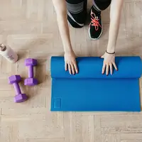 Jika Sahabat Fimela baru mulai mengenal latihan kekuatan, gerakan isometrik bisa menjadi langkah awal yang tepat dan terasa lebih ramah untuk dicoba. [Dok/Pexels.com/kaboompics].