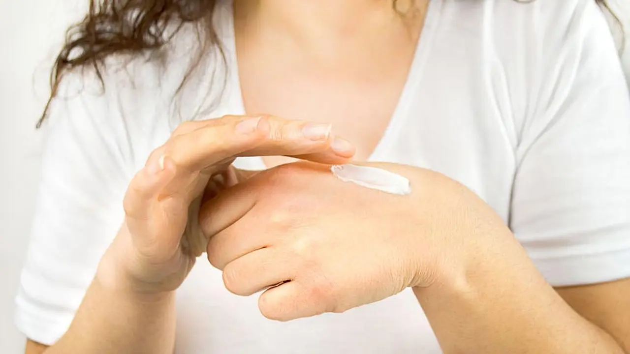 Perlukah Pakai SPF Lotion saat Musim Hujan?