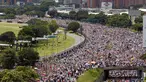 Ribuan pendukung kelompok oposisi turun ke jalan saat unjuk rasa anti-Presiden Nicolas Maduro di Caracas, Venezuela (26/10). Unjuk rasa bertajuk "Ambil Alih Venezuela" ini menuntut adanya referendum untuk melengserkan Maduro. (REUTERS/Christian Veron)